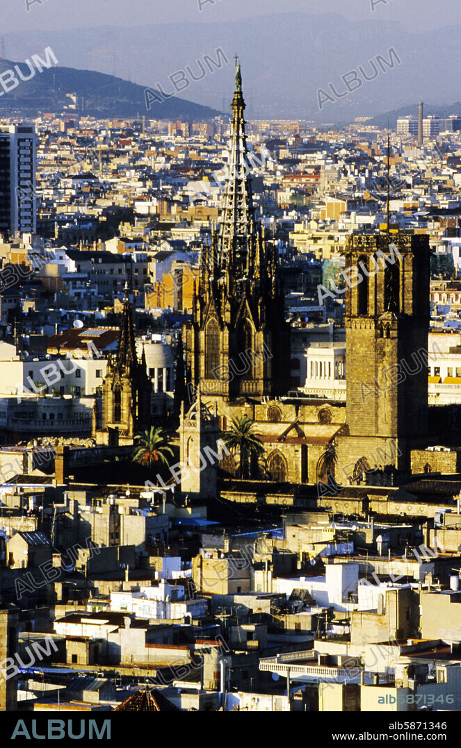 vista "aérea" de ciudad y Catedral (barrio gótico).