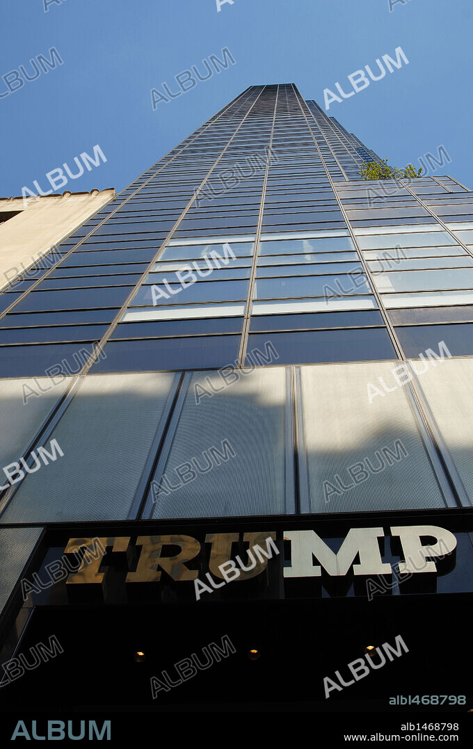 USA. New York. Trump Tower. Looking upward from the Fifth Avenue entrance. Architect: Der Scutt (1934-2010). Manhattan.