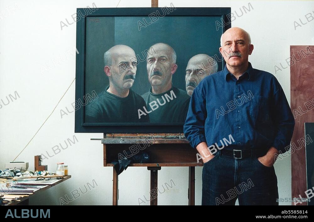 Stelzmann, Volker, Maler u. Grafiker, Professor an der Hochschule der Künste, Berlin (seit 1988); geb. Dresden 5.11.1940. Volker Stelzmann vor seinem Gemälde "Triple", Selbstbildnis 1995. Foto, 1997.