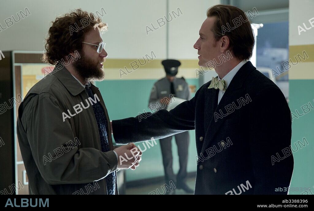 MICHAEL FASSBENDER and SETH ROGEN in STEVE JOBS, 2015, directed by DANNY BOYLE. Copyright UNIVERSAL PICTURES.