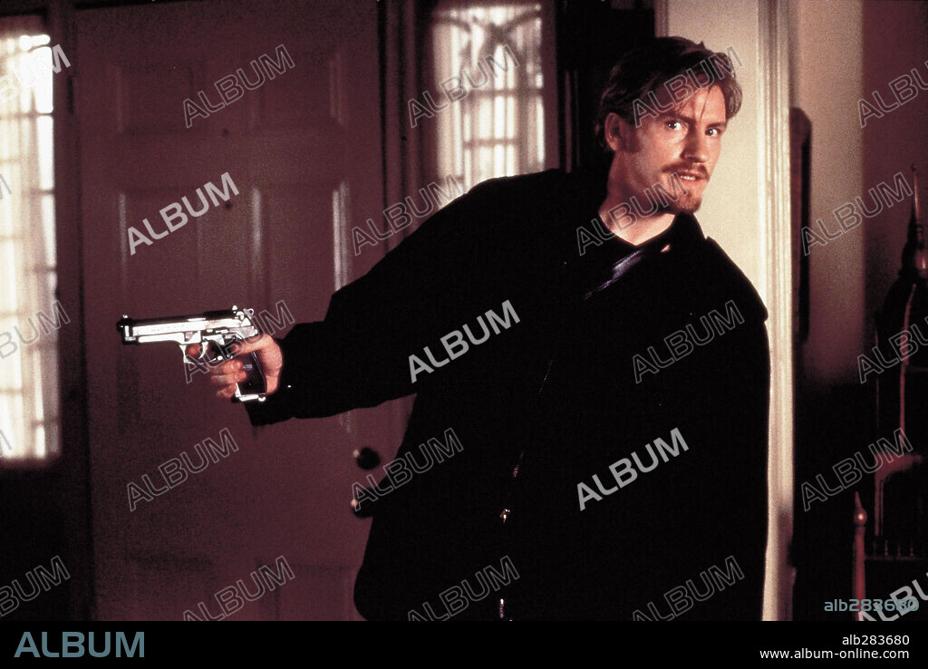 DENIS LEARY in HOSTILE HOSTAGES, 1994 (THE REF), directed by TED DEMME. Copyright TOUCHSTONE PICTURES.