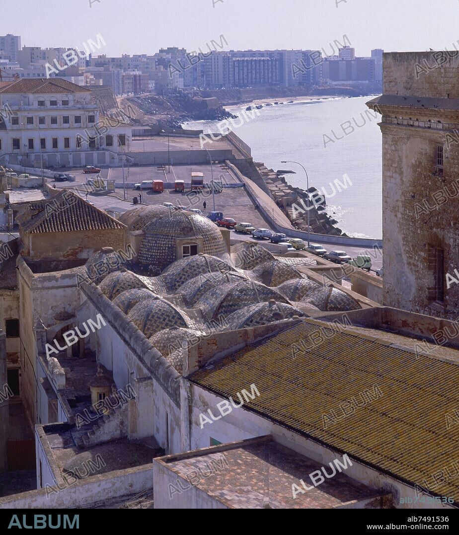CUPULAS Y TEJADO DE LA CATEDRAL ANTIGUA DE CADIZ - AZULEJERIA DE TRIANA - 1605.