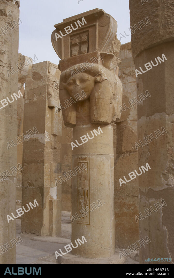 ARTE EGIPCIO. EGIPTO. Detalle de un pilar-columna hatórico perteneciente a la CAPILLA DE HATHOR. TEMPLO DE HATSHEPSUT. TEMPLOS DE DEIR EL-BAHARI. XVIII Dinastia. Imperio Nuevo.