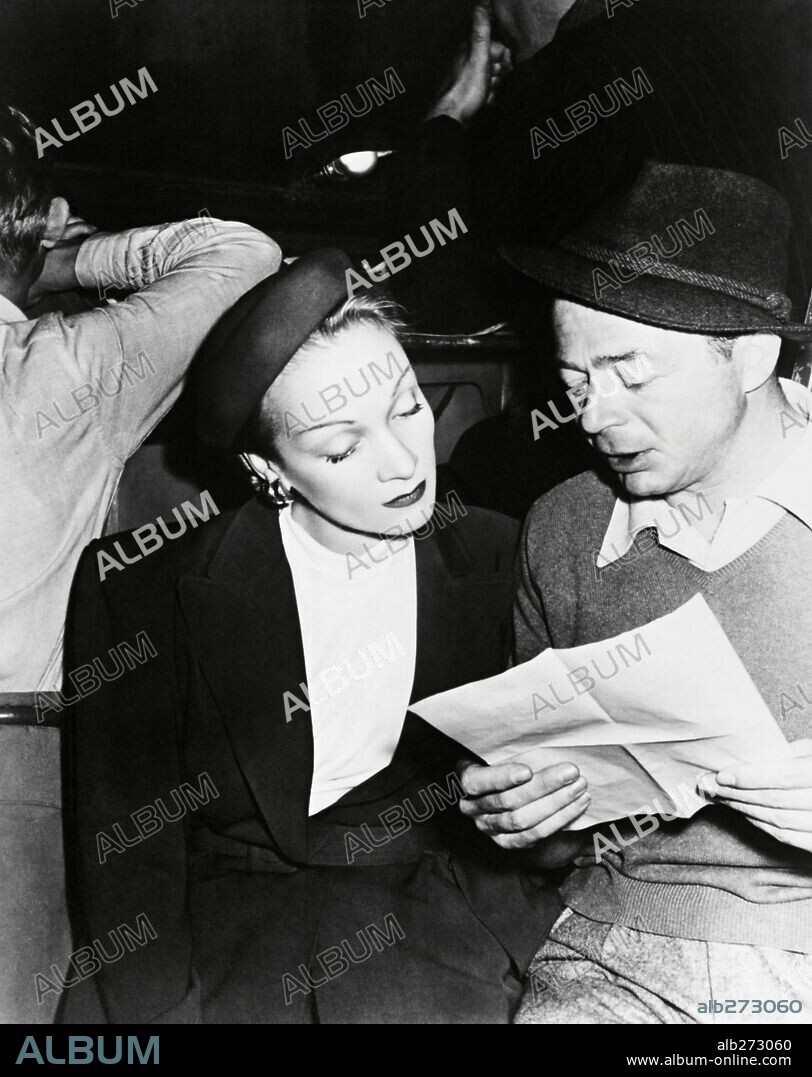 BILLY WILDER und MARLENE DIETRICH in A FOREIGN AFFAIR, 1948, unter der Regie von BILLY WILDER. Copyright PARAMOUNT PICTURES.