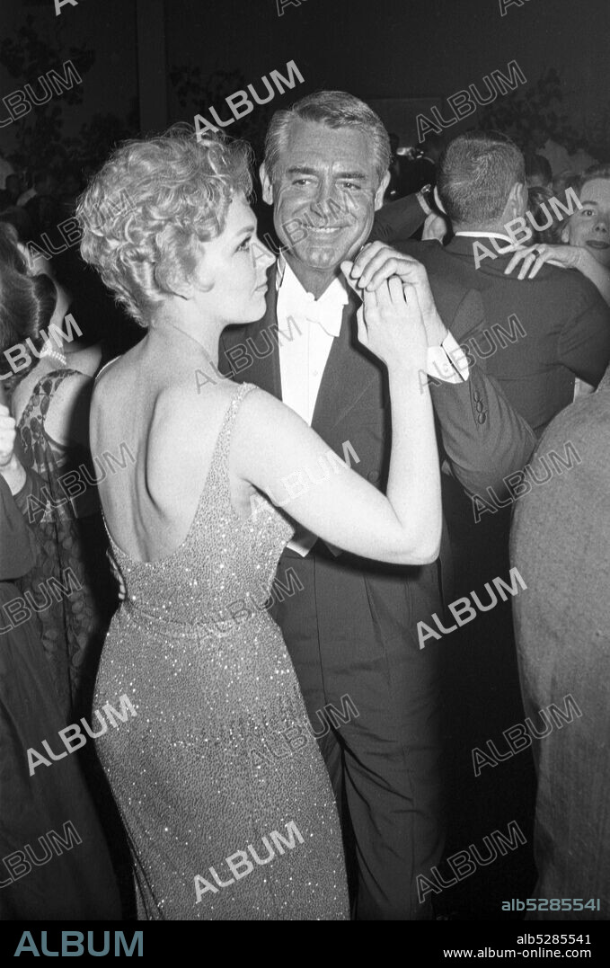 CLARK GABLE and KIM NOVAK. 1951, Los Angeles, California, USA: CARY GRANT dances with KIM NOVAK at a black tie event.