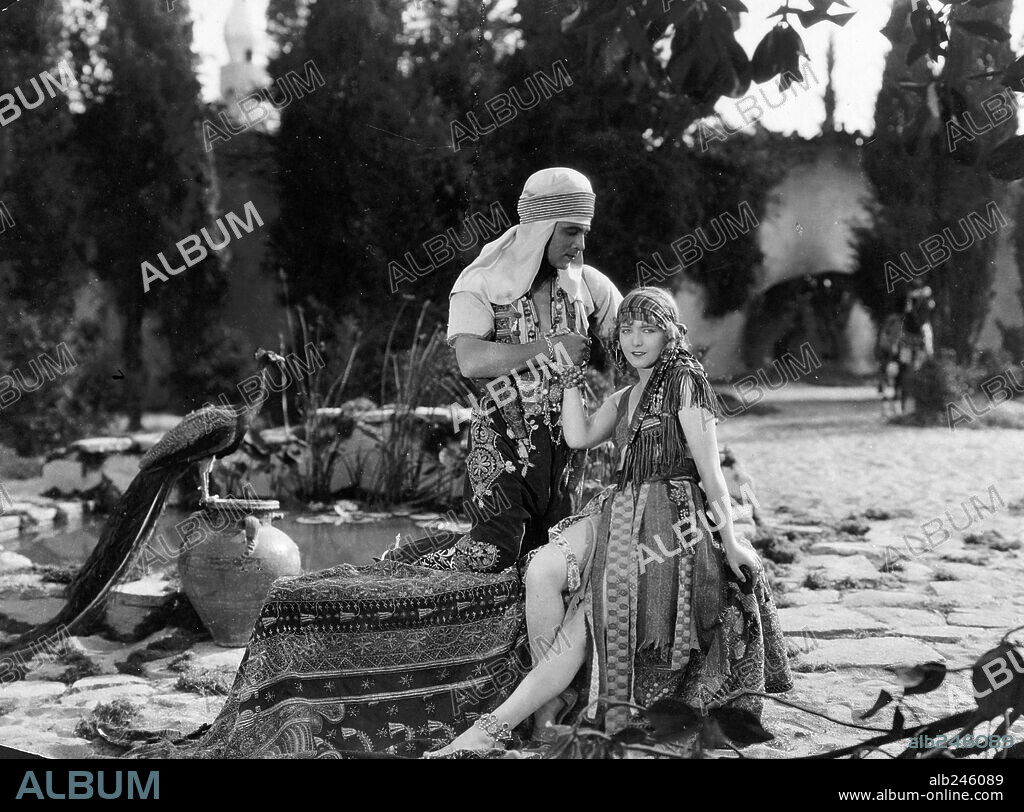 AGNES AYRES and RUDOLPH VALENTINO in THE SON OF THE SHEIK, 1926, directed by GEORGE FITZMAURICE. Copyright UNITED ARTISTS.