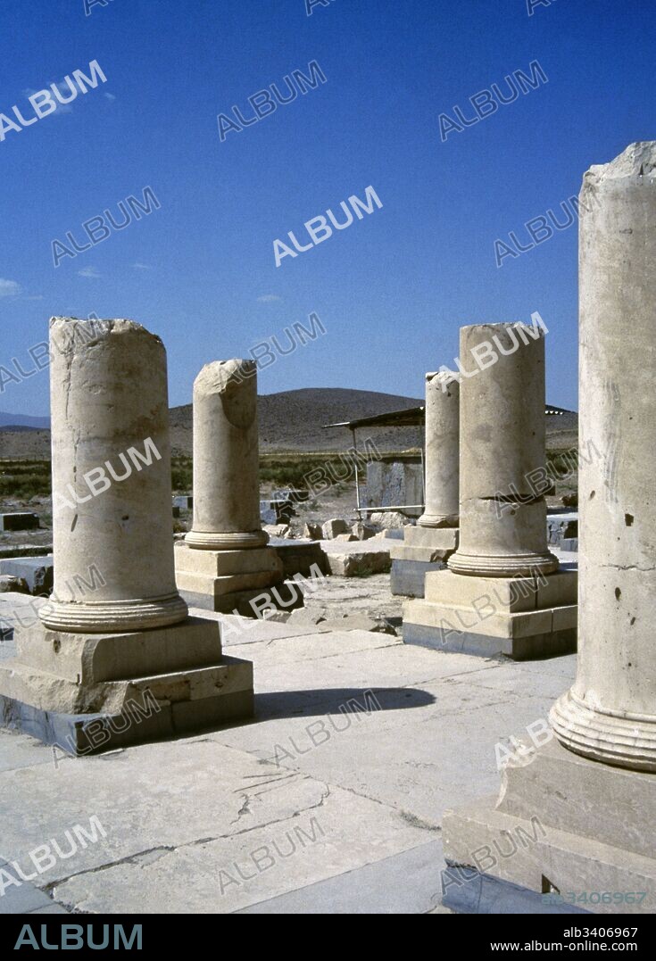 Pasargada. Ruinas del Palacio de Ciro II el Grande (h. 599-530 a. C.). Columnas en la residencia de Ciro. La residencia real fue fundada por Ciro II tras vencer al rey meda Astiages hacia el año 550 a. C. Alrededores de Sivand (Farsistán). República Islámica de Irán.