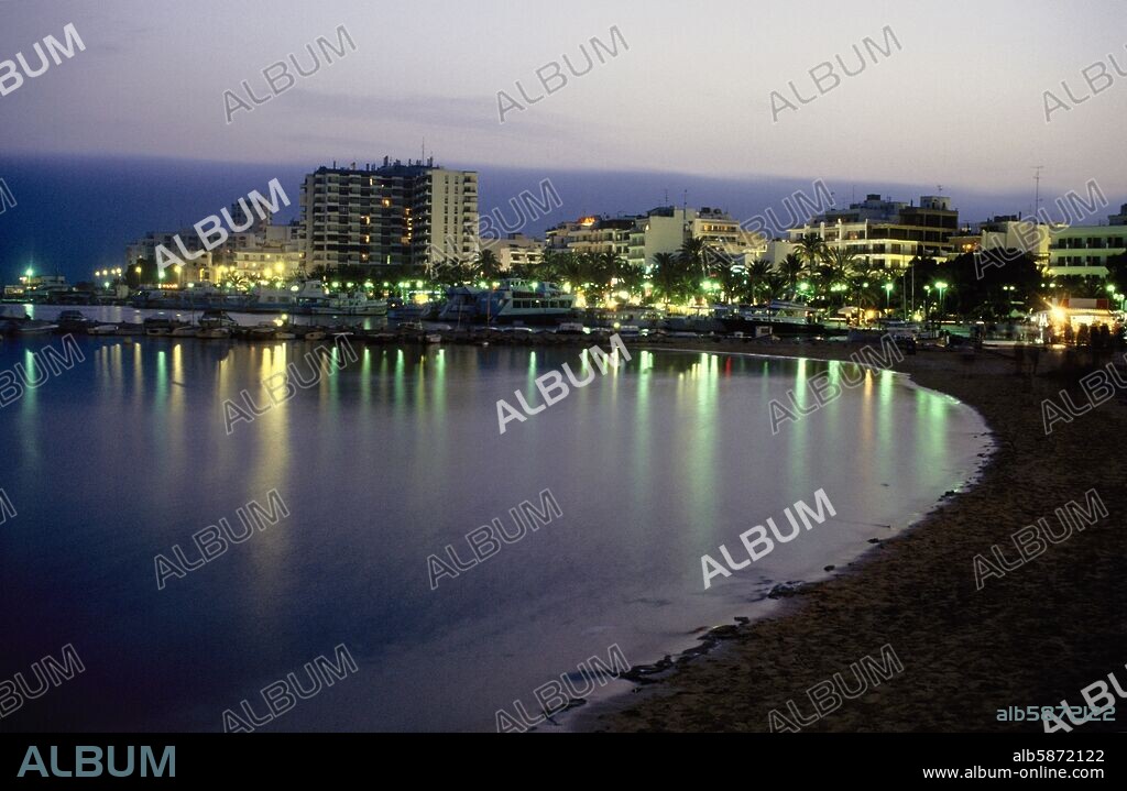 Sant Antoni de Portmany, vista nocturna de playa y fachada litoral.