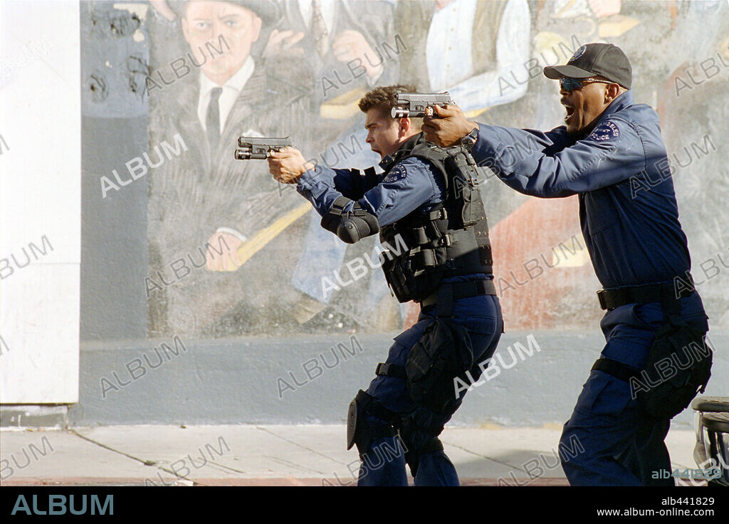 COLIN FARRELL y SAMUEL L. JACKSON en S. W. A. T. LOS HOMBRES DE HARRELSON, 2003 (S. W. A. T.), dirigida por CLARK JOHNSON. Copyright COLUMBIA PICTURES / MORTON, MERRICK.