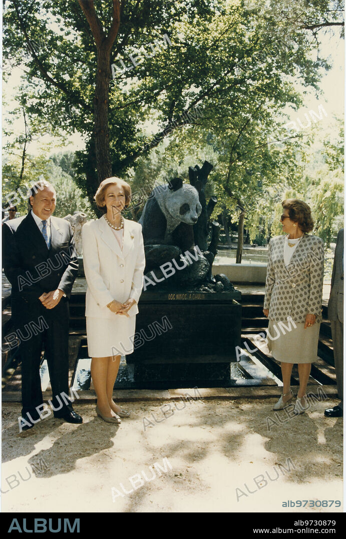 Madrid, 26/06/1997. Inauguración del monumento a «Chu-Lin», el primer oso panda nacido en Europa, presidido por su Majestad la Reina Sofía. En la imagen, junto al alcalde José María Álvarez del Manzano y su mujer.