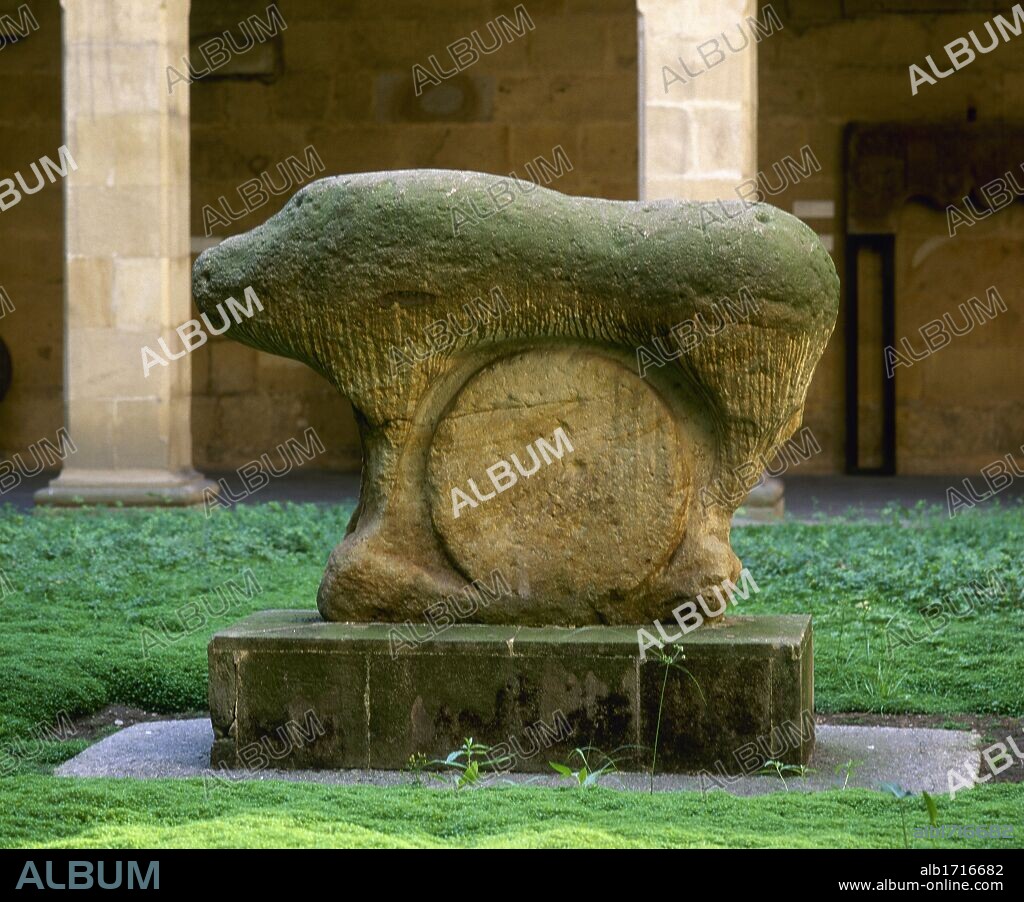 ARTE PREHISTORIA. EDAD DE LOS METALES. ESPAÑA. "IDOLO DE MIKELDI". Figura de piedra, datada en la EDAD DEL HIERRO (1000-750 a. C.), que simboliza un jabalí o cerdo llevando un aro entre sus piernas. Se cree que pudo ser un marcador de lindes. Claustro del Museo Arqueológico, Etnográfico e Histórico Vasco. BILBAO. Provincia de Vizcaya. País Vasco.