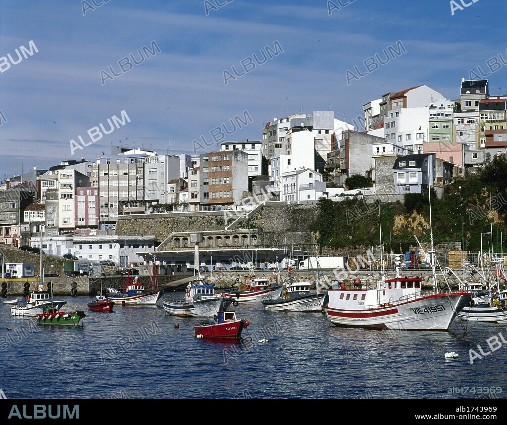 GALICIA. MALPICA DE BERGANTIÑOS. Panorámica de la población y del PUERTO PESQUERO. Provincia de A Coruña. España.