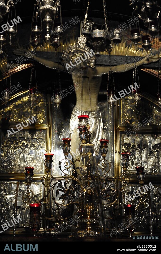 ISRAEL. JERUSALEN. SANTO SEPULCRO. Interior. CAPILLA DEL CALVARIO. Roca sobre la que se alzaba la cruz de Jesús. Los peregrinos pueden tocar la roca a través de una apertura en el disco de plata, bajo el altar, punto desde el cual, se erguía la cruz. Ciudad Antigua.