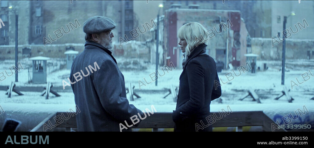 CHARLIZE THERON y JOHN GOODMAN en ATOMICA [ATOMIC BLONDE], 2017 (ATOMIC BLONDE), dirigida por DAVID LEITCH. Copyright 87Eleven, Closed on Mondays Entertainment, Denver and Delila.