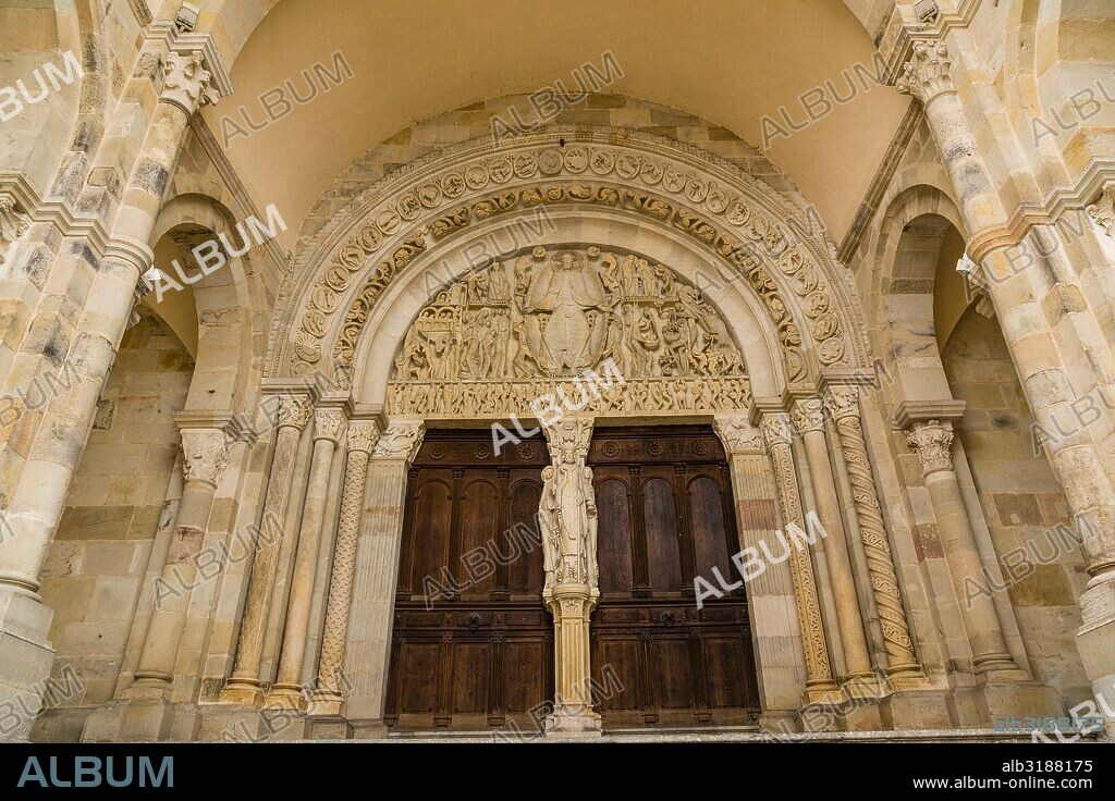 nártex, basílica de Santa María Magdalena de Vézelay, obra maestra de la arquitectura románica del siglo XII, monumento histoico, patrimonio de la humanidad por la Unesco, Vézelay, Borgoña, France.