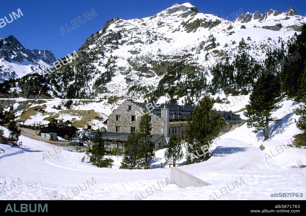 Refugio / Hotel de la Estación de ski nordico de "Llanos del Hospital"; (Valle de Benasque / Alto Esera).