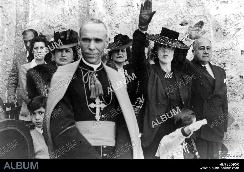 Junio 1942. El obispo de Lisboa, el embajador de España, don Nicolás franco y su Esposa, y Otras Personalidades, Asisten A la entrega del castillo de san Jorge A la legión Portuguesa.