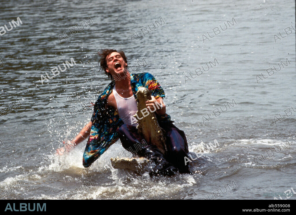 JIM CARREY en ACE VENTURA: OPERACION AFRICA, 1995 (ACE VENTURA: WHEN NATURE CALLS), dirigida por STEVE OEDEKERK. Copyright MORGAN CREEK.