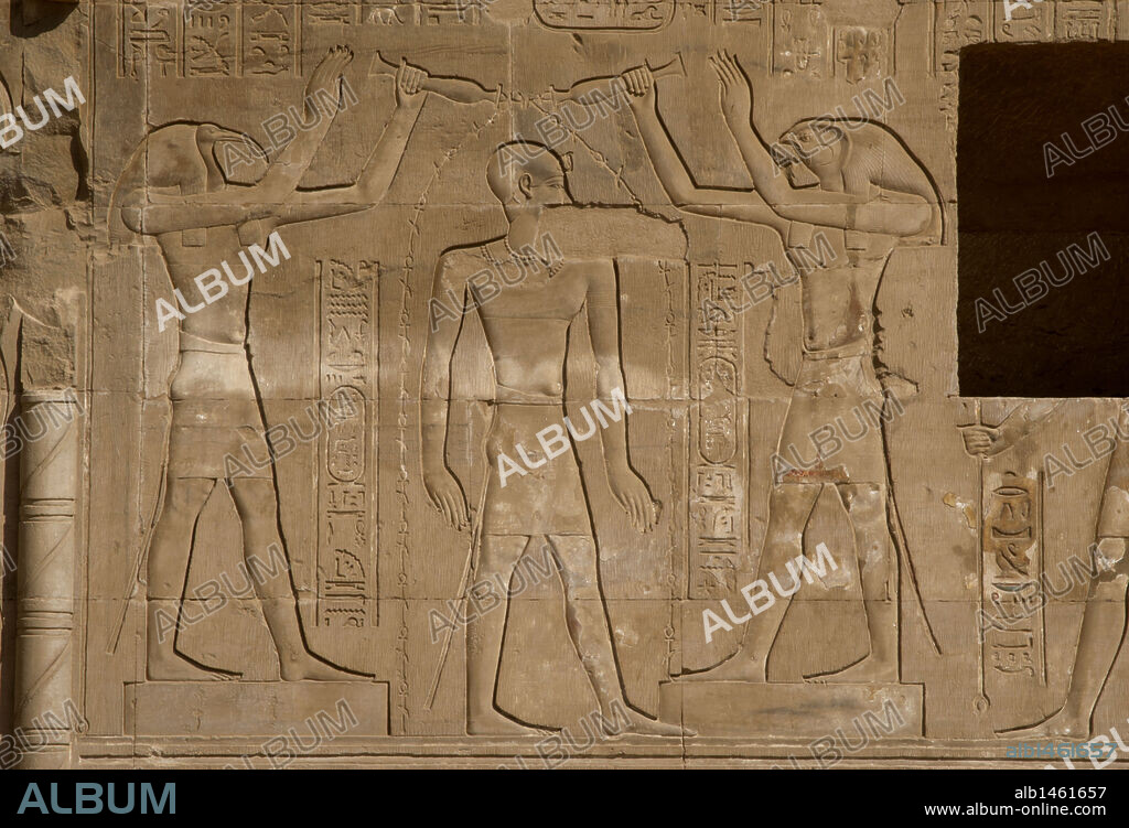 Arte Egipcio. Templo de Kom Ombo. Dinastía ptolemaica. Siglo II A. C. Dedicado al dios cocodrilo Sobek y Haroeris. Purificación. El dios Thoth (a la izquierda), representado con cabeza de ibis y el dios Horus (a la derecha), con la cabeza de halcón, vierten agua sagrada sobre el faraón para protegerlo.
