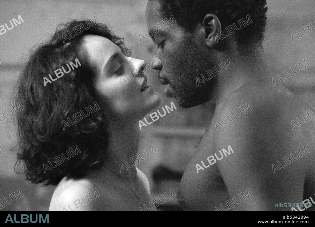 MAKITA SAMBA y NOEMIE MERLANT en PARIS, DISTRITO 13, 2021 (OLYMPIADES, PARIS 13E, LES), dirigida por JACQUES AUDIARD. Copyright WHY NOT PRODUCTIONS/PAGE 114.