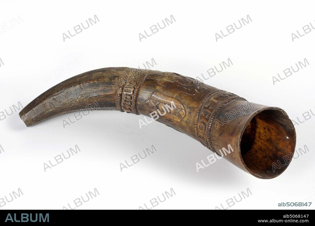 horn sound medium, Anonymous, 1595, carved, General: 29 x 11 x 8cm 290 x 110 x 80mm, city arms, Turn bovine horn of bovine horn in which the arms of Leiden, Haarlem, Amsterdam and Zwolle are cut and the inscription: Loeft Godt den Heer and Jacop Co [....] n An 1595 in two bands bordered by a kind of cord motif. The tip of the horn is cut off so that it can be blown and that part is cut into flat areas up to the band with text. Five holes were drilled at the mouth of the horn, 1898.