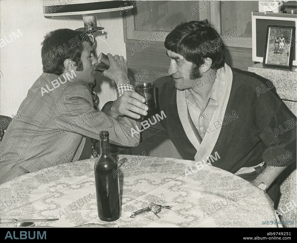 Las Matas (Madrid), 17/5/1972.- En el gimnasio donde entrenan los dos púgiles españoles Pedro Carrasco, izquierda, y Urtain. Posando ante el fotografo.