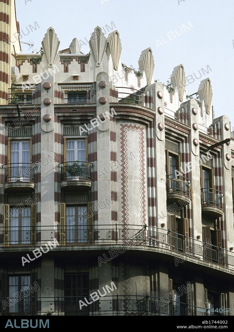 Casa de Ferran Guardiola o Casa China (1929). Realizada por el arquitecto Joan Guardiola (1895-1962), para su hermano. Detalle de la fachada. Estilo art Decó. BARCELONA. Cataluña. Spain.