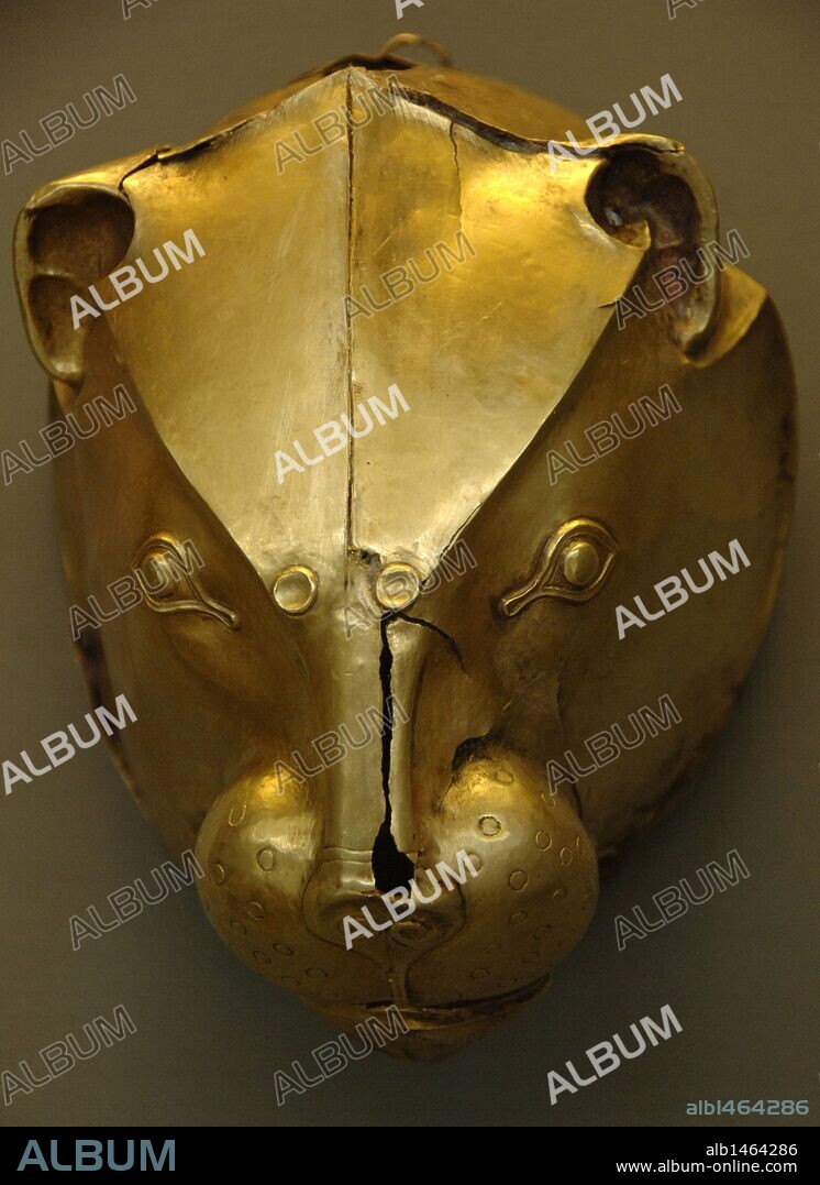 ARTE MICENICO. GRECIA. RITON EN FORMA DE CABEZA DE LEON realizado con una lámina de oro repujada. Procedente de la Tumba IV del Círculo A de Micenas. Datado hacia el 1550 a. C. Museo Arqueológico Nacional. Atenas. Grecia.