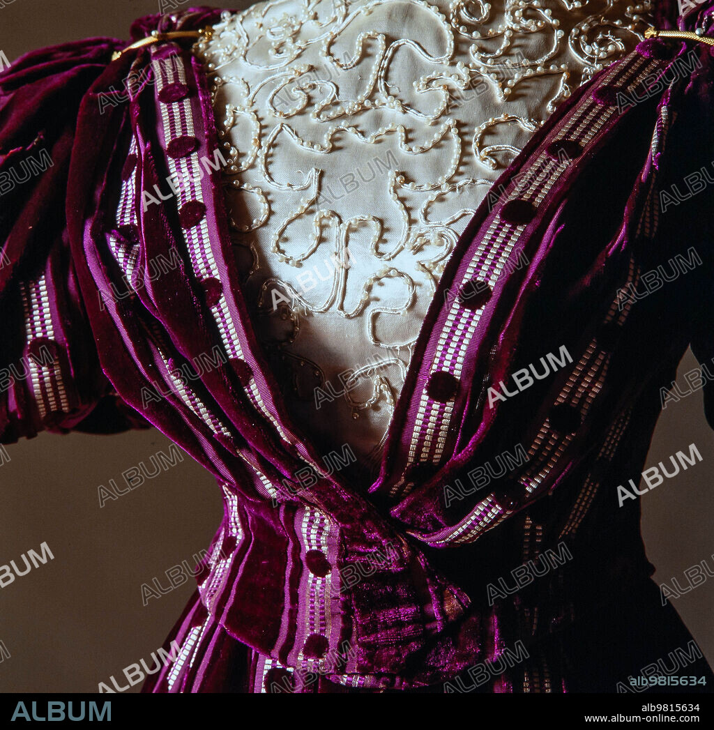 Vestido femenino de terciopelo, siglo XIX. Museu Textil i d'Indumentaria de Barcelona.