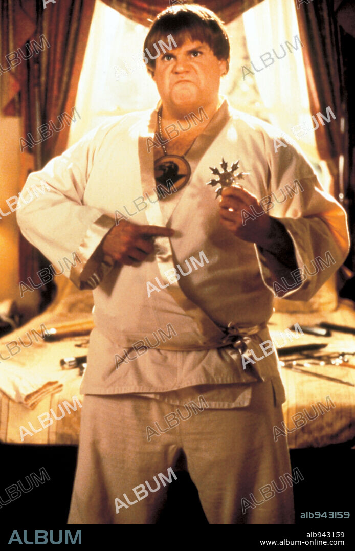 CHRIS FARLEY en BEVERLY HILLS NINJA, LA SALCHICHA PELEONA, 1997 (BEVERLY HILLS NINJA), dirigida por DENNIS DUGAN. Copyright MPCA.