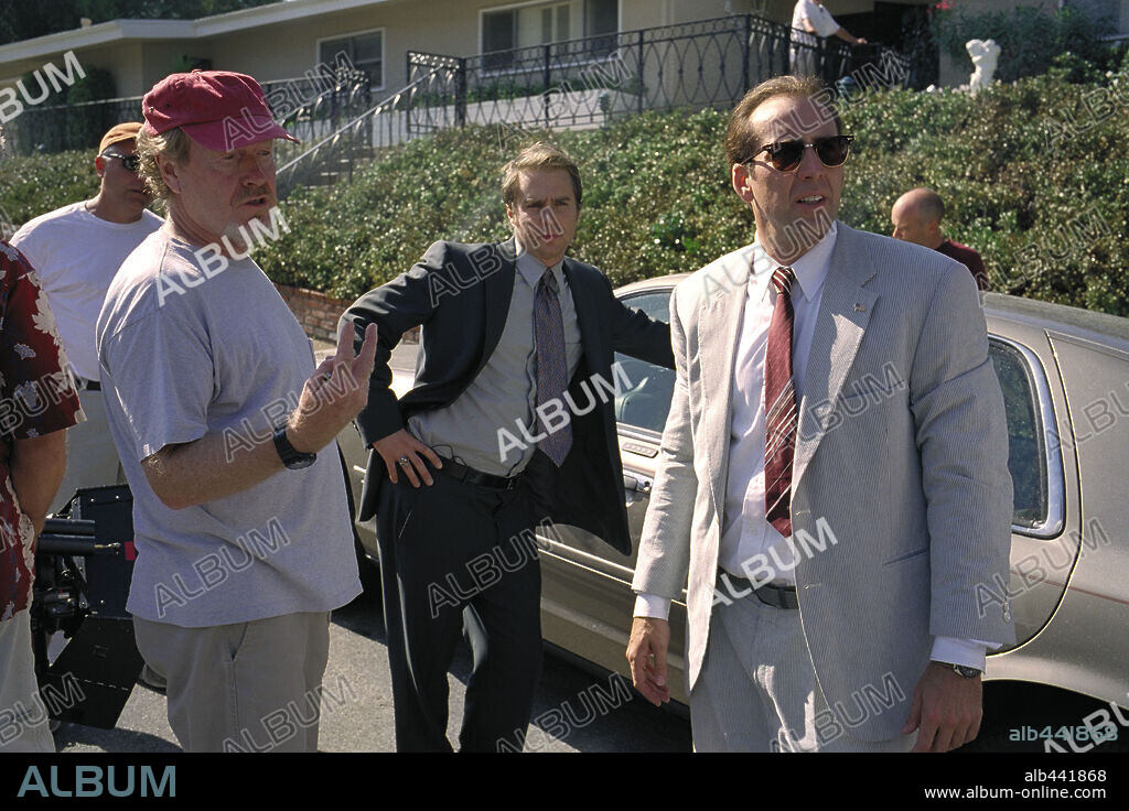 NICOLAS CAGE, RIDLEY SCOTT and SAM ROCKWELL in MATCHSTICK MEN, 2003, directed by RIDLEY SCOTT. Copyright WARNER BROS. PICTURES / DUHAMEL, FRANÇOIS.