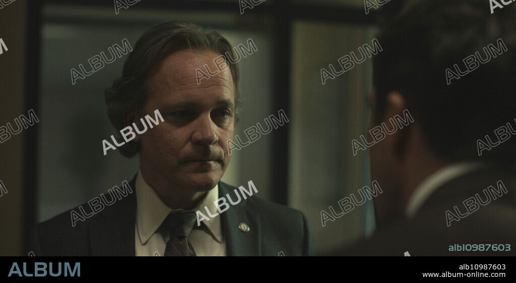 PETER SARSGAARD in PRESUMED INNOCENT, 2024, directed by DAVID E. KELLEY. Copyright Apple Studios/Bad Robot/David E. Kelley Productions. Episode 1x1.