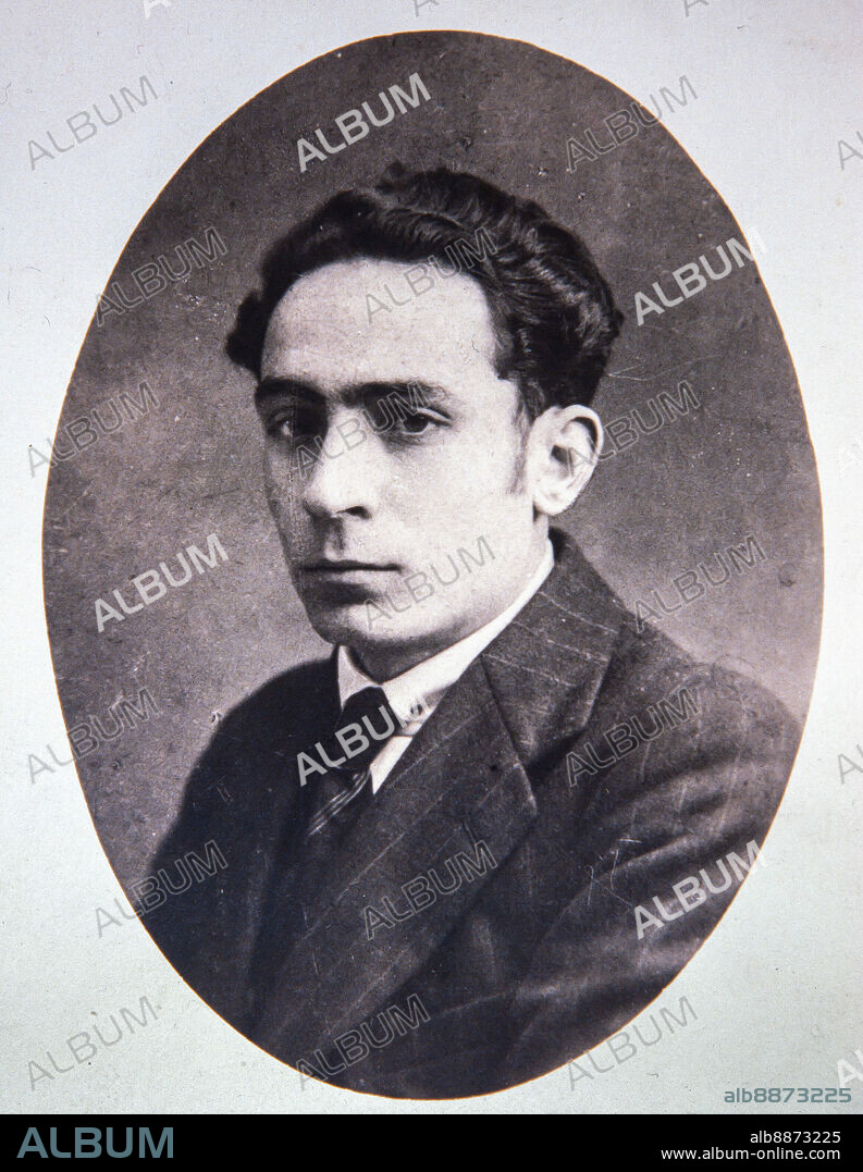 Joan Salvat-Papasseit (Barcelona, 16 de mayo de 1894-7 de agosto de 1924) poeta, máximo representante del futurismo en la literatura en lengua catalana. Conocido como poeta de vanguardia.