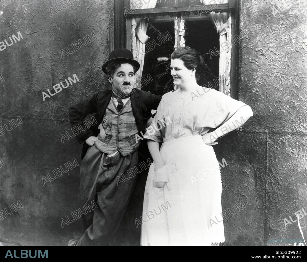 CHARLIE CHAPLIN en EL CHICO, 1921 (THE KID), dirigida por CHARLES CHAPLIN. Copyright FIRST NATIONAL.