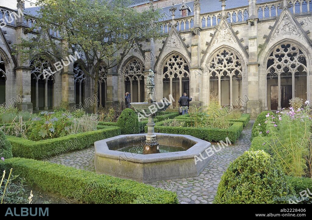 PAISES BAJOS. UTRECHT. Catedral de San Martín o Catedral de Utrecht. Edificio gótico medieval, convertido al culto protestante desde 1580. Vista parcial del claustro del siglo XIV.