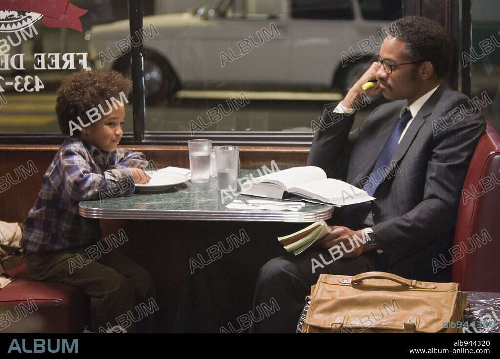JADEN SMITH and WILL SMITH in THE PURSUIT OF HAPPYNESS, 2006, directed by GABRIELE MUCCINO. Copyright OVERBOOK ENTERTAINMENT/ESCAPE ARTISTS/COLUMBIA PICTURES CORP / ROSENTHAL, ZADE.