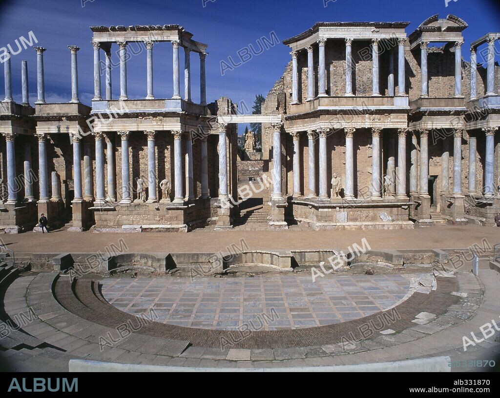 Teatro Romano de Mérida, Badajoz. Vista del escenario (frons sccaenae) y de la Orchestra. (Diámetro total: 96m. Diámetro de la orchestra: 30 m.) 16-15 a.C.