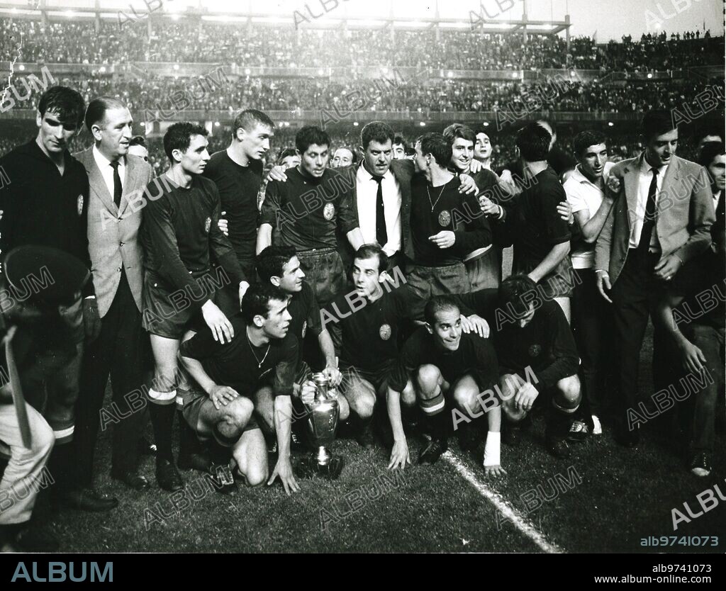 Madrid, 6/21/1964.- The Spanish team poses after winning the European Cup final against the USSR team. The players José Ángel Iribar, Feliciano Rivilla, Isacio Calleja, Ignacio Zoco, Ferran Olivella, Josep Maria Fusté, Amancio Amaro, Jesús María Pereda, Marcelino Martínez, Luis Suárez, Carlos Lapetra and the coach José Villalonga, along with other members of the coaching staff.