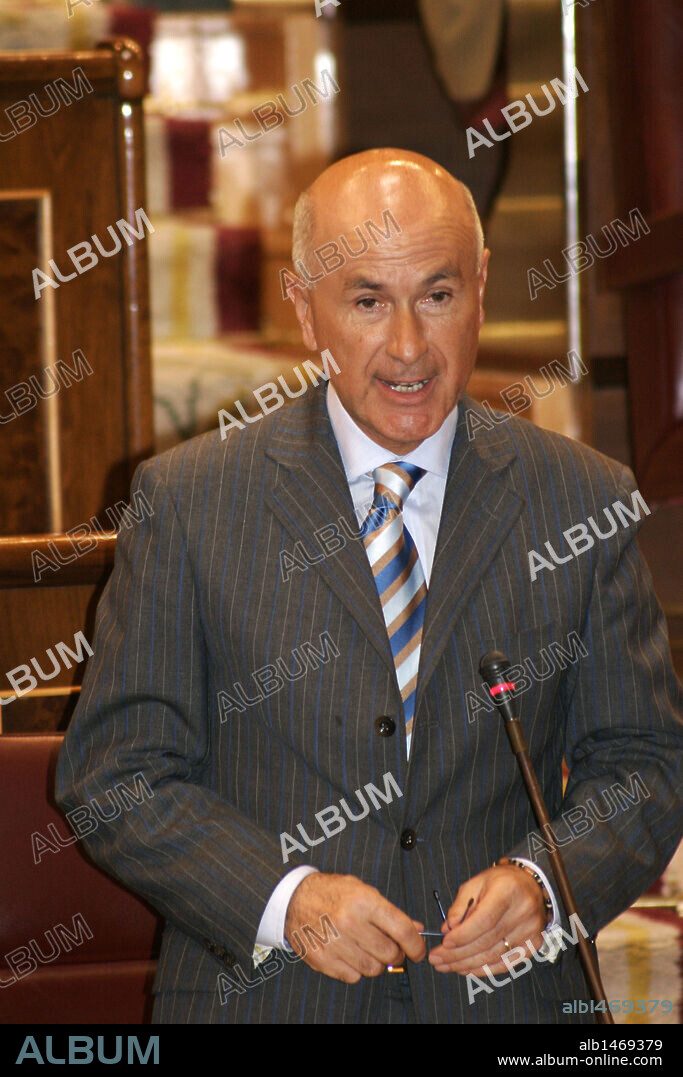 JOSEP ANTONI DURAN I LLEIDA (1952). Político catalán, perteneciente al partido nacionalista CiU (Convergència i Unió). Portavoz de su partido en el Congreso (desde 2004-actualidad). Intervención en el hemiciclo. Madrid, 2005. España.
