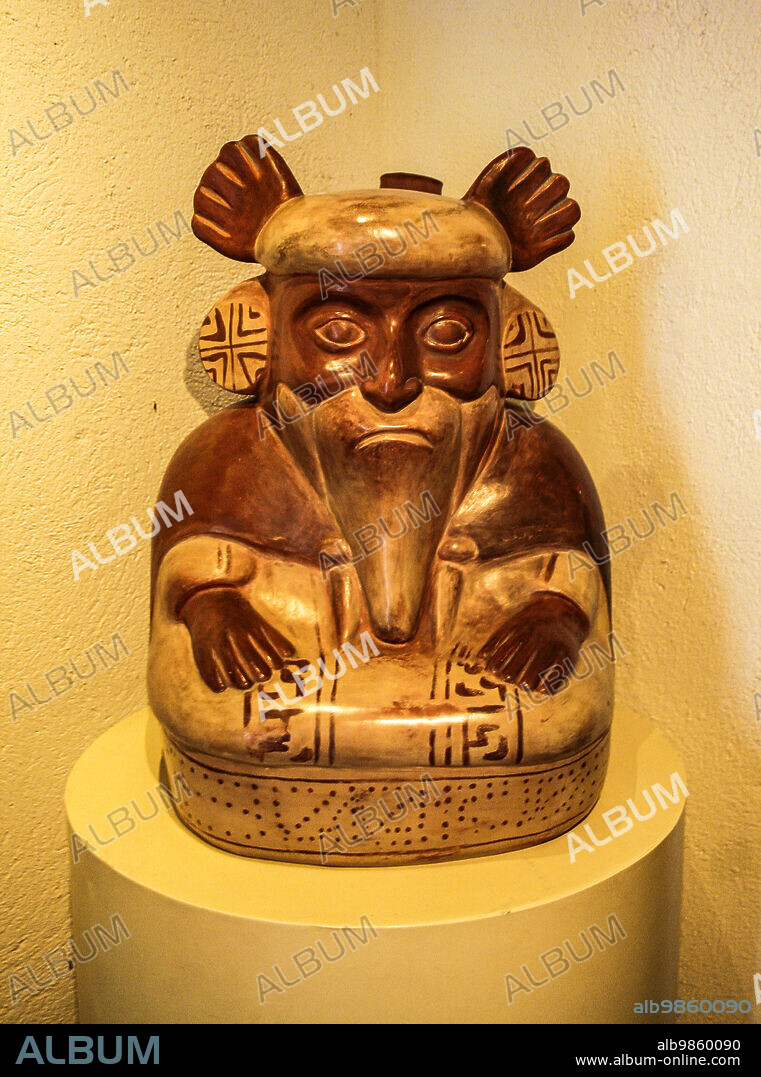 Güímar, Tenerife, Comunidad Autonoma des Canarias, Spain. Güímar Pyramids. Museum, typical pre-Inca pottery vessel from coastal Peru.