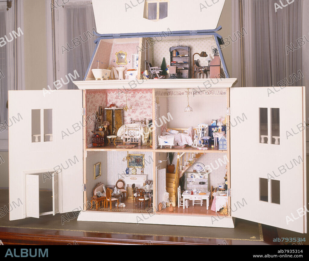 INTERIOR DE LA CASA DE MUÑECAS - Alto 83 x Ancho 64'5 x Fondo 33'6 cm.