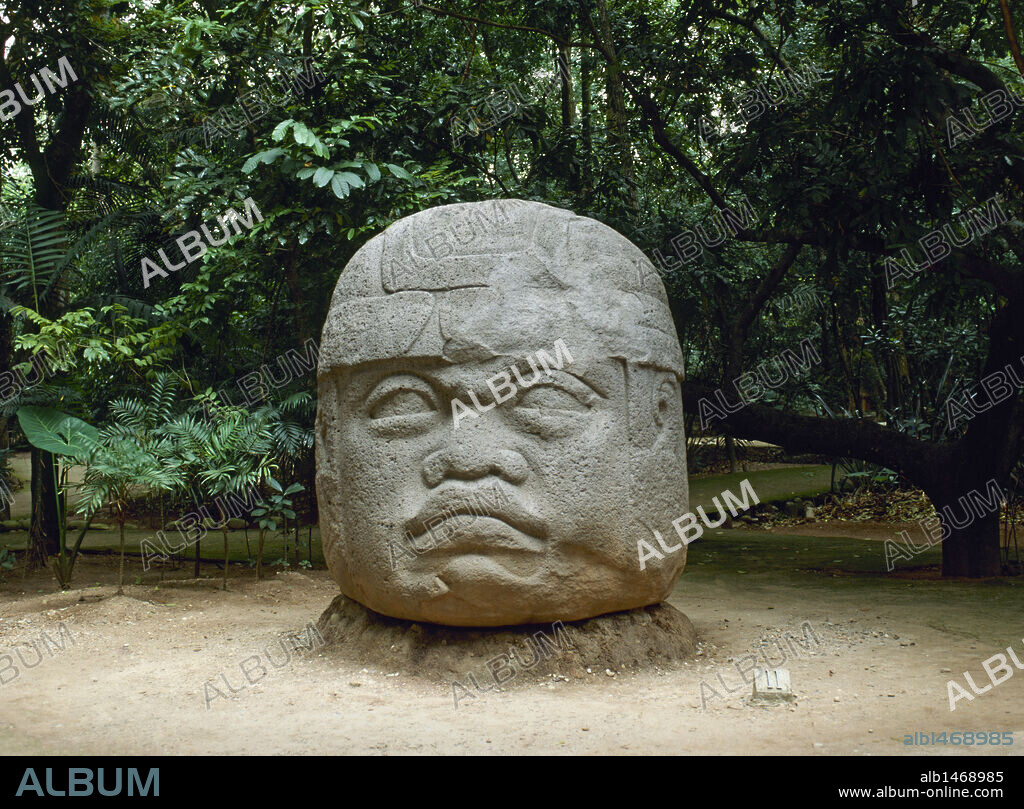 ARTE PRECOLOMBINO. MEXICO. OLMECAS. Cultura desarrollada por los pueblos mexicanos de Tabasco y parte meridional de Veracruz. PARQUE-MUSEO LA VENTA. Muestra esculturas olmecas procedentes del sitio arqueológico de La Venta (1300-200 a. C.). Vista de una CABEZA COLOSAL. VILLAHERMOSA. Estado de Tabasco.