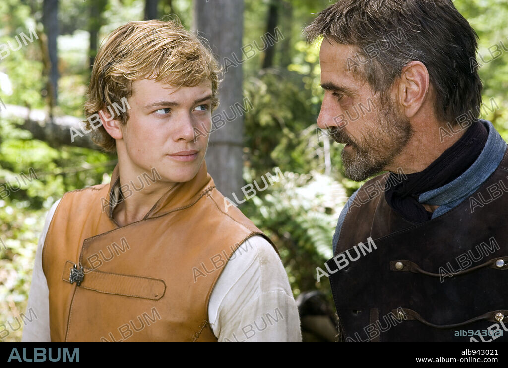 ED SPELEERS and JEREMY IRONS in ERAGON, 2006, directed by STEFEN FANGMEIER. Copyright 20TH CENTURY FOX / DITTIGER, JAMES.