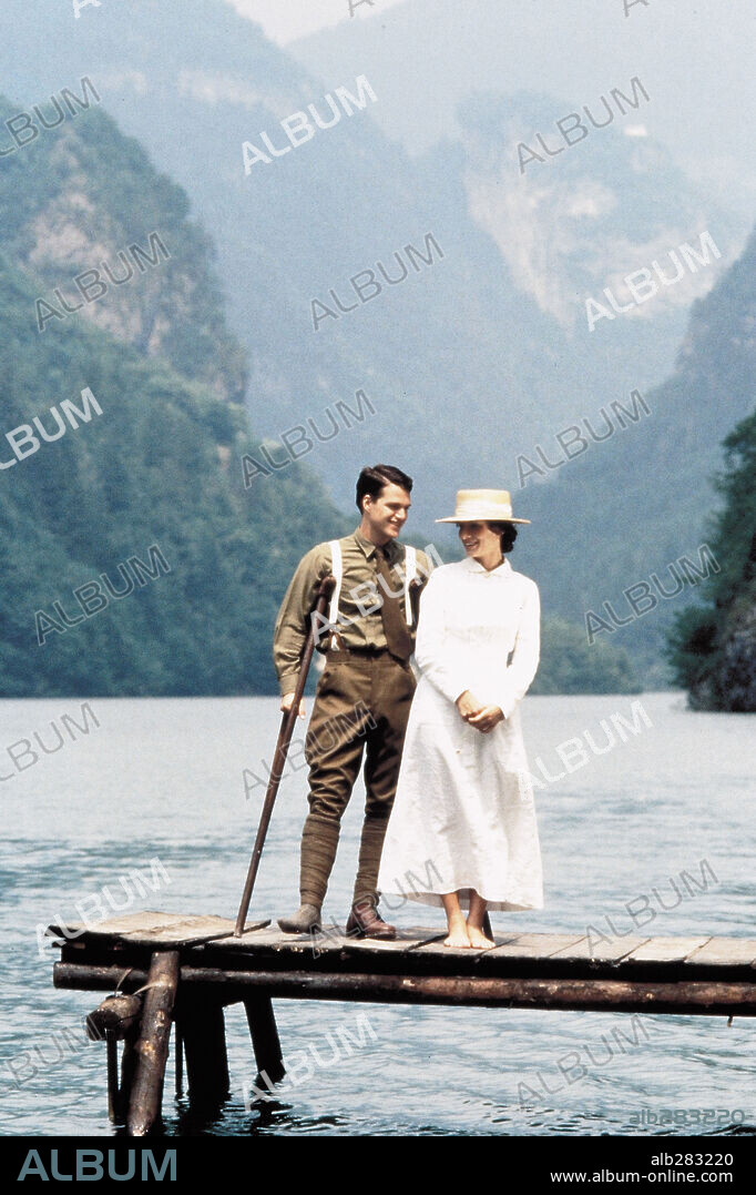 SANDRA BULLOCK, ERNEST HEMINGWAY and CHRIS O'DONNELL. CHRIS O'DONNELL and SANDRA BULLOCK in IN LOVE AND WAR, 1996, directed by RICHARD ATTENBOROUGH. Copyright NEW LINE CINEMA / BAILEY, ALEX.