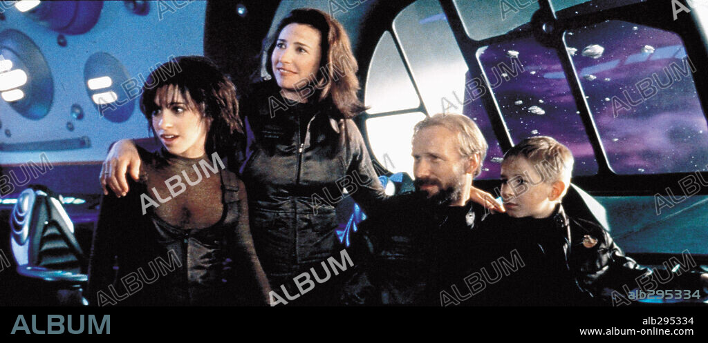 LENNIE JAMES, MIMI ROGERS and WILLIAM HURT in LOST IN SPACE, 1998, directed by AKIVA GOLDSMAN. Copyright NEW LINE CINEMA.