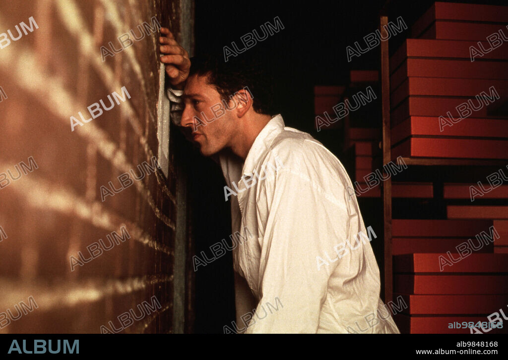 VINCENT CASSEL en FLASH-BACK-EL APARTAMENTO, 1996 (L' APPARTEMENT), dirigida por GILLES MIMOUNI. Copyright MATE PRODUCTION.