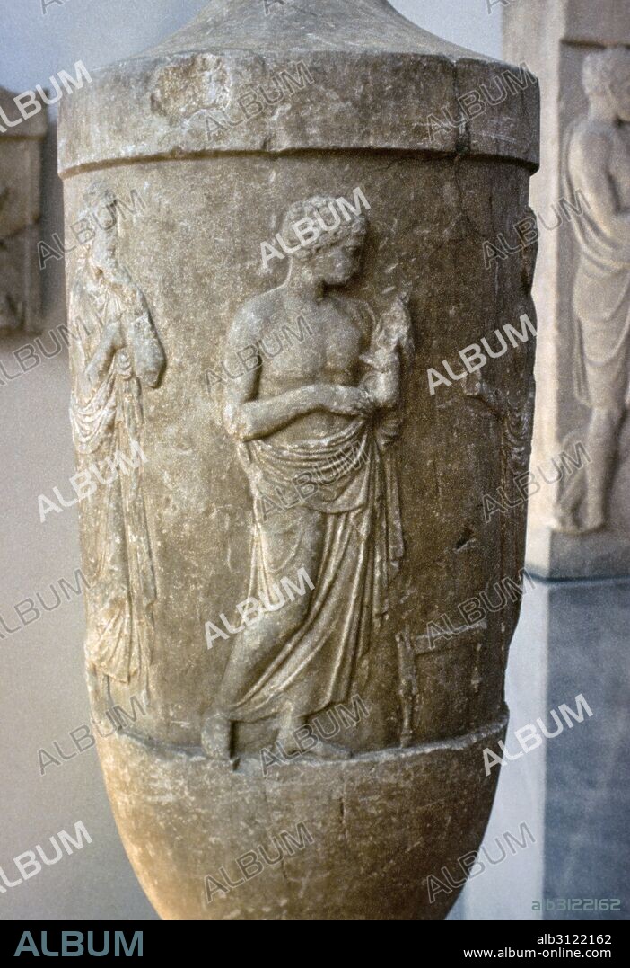 PERIODO CLASICO. GRECIA. Detalle del relieve de un MONUMENTO FUNERARIO del tipo "LEKYTHOS" realizado en mármol. Data del siglo IV a. C. y fue hallado en Atenas. Museo Arqueológico Nacional. Atenas. Grecia.