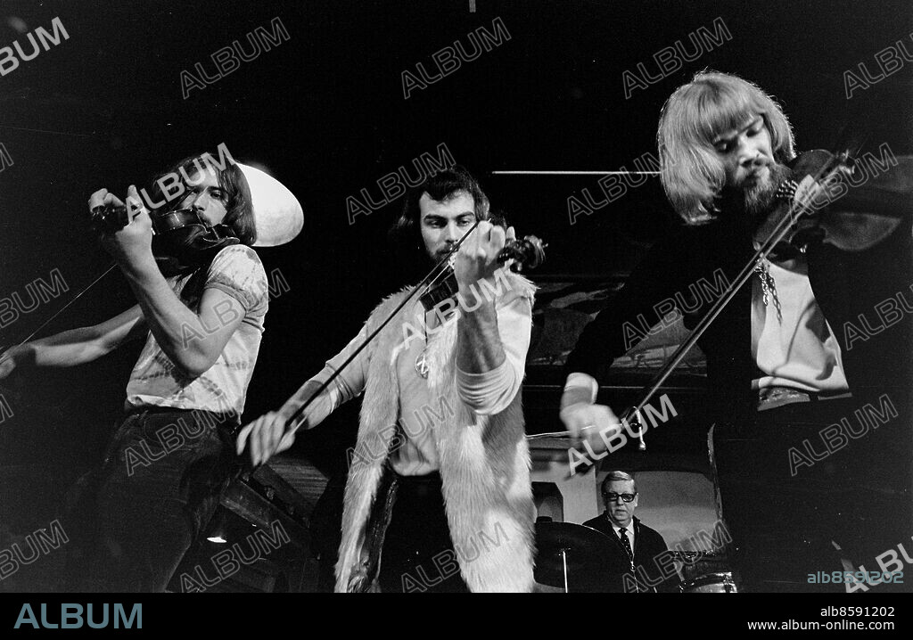 STOCKHOLM 1970-02-17.. GAMMELDANS FRÅN HÖGLOFTET. TV-program.. Sänt första gången 1970-03-14.. Här ses spelmanstrion Skäggmanslaget, från vänster Wilhelm Grindsäter, Tore Härdelin och Petter Logård.. Foto: Bertil S-son Åberg / RiR / SVT / Kod: 5600. Reportage publ. i RiR 12/70 sid. 12-13.. RiR 19755 sv/v neg  . Trio Fioler.