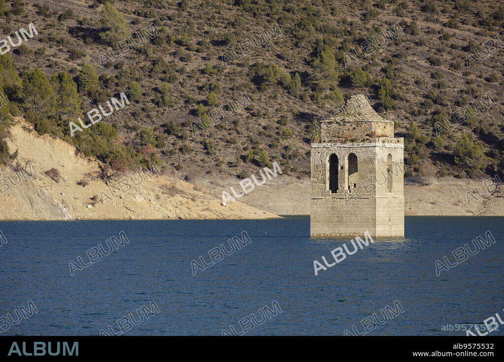iglesia sumergida del embalse de Mediano, Huesca, Aragón, cordillera de los Pirineos, Spain.