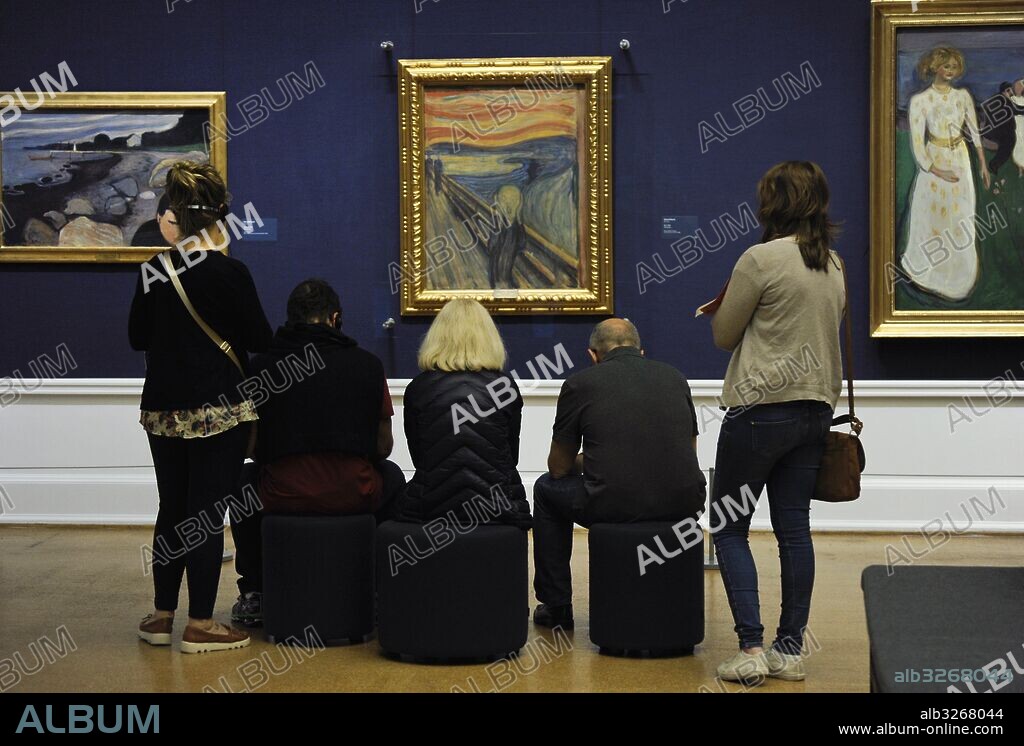 Museo Nacional de Arte, Arquitectura y Diseño. Galería Nacional. Grupo de personas contemplando el cuadro El Grito, 1893 de Edvard Munch (1863-1944). Oslo. Noruega.